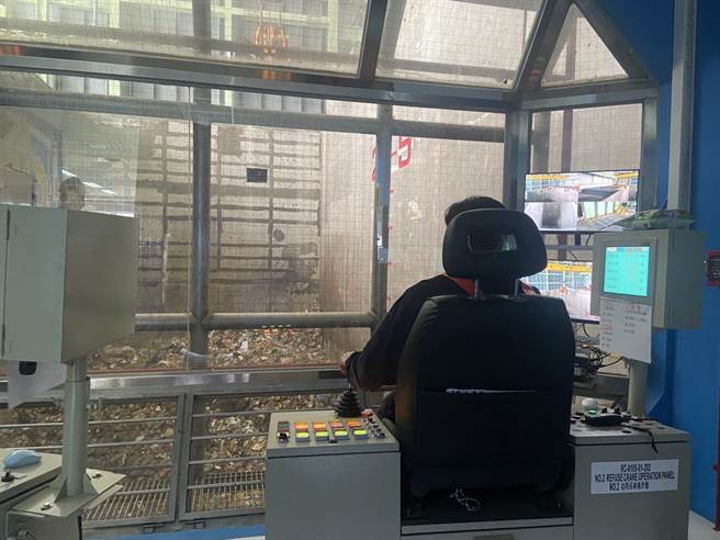 台东焚化厂8日单炉进行试投垃圾。（台东县环保局提供／蔡旻妤台东传真）