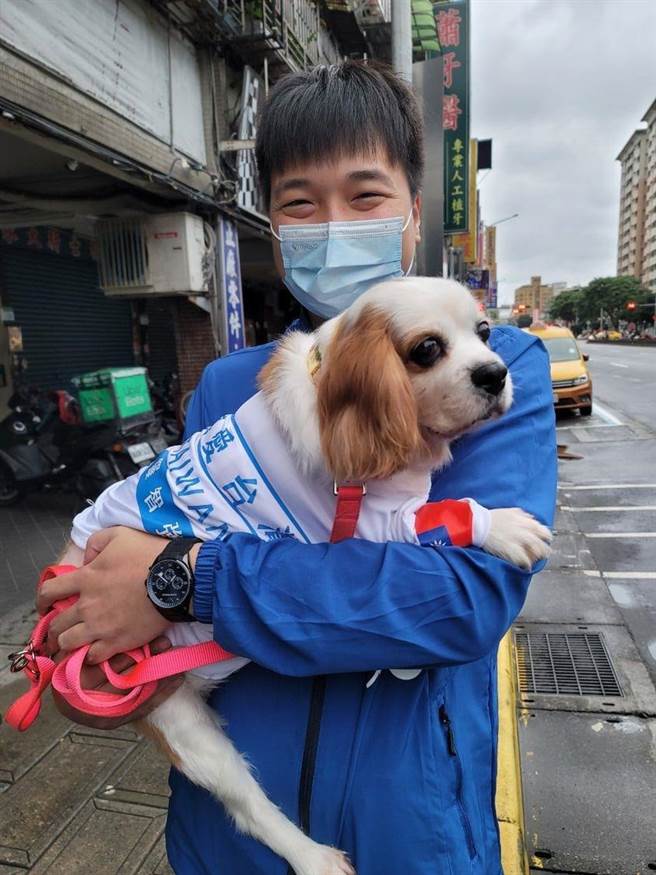 杨植斗称爱犬「花花」耍赖要人抱，让他直呼「手快断掉了」。（图／摘自杨植斗脸书）