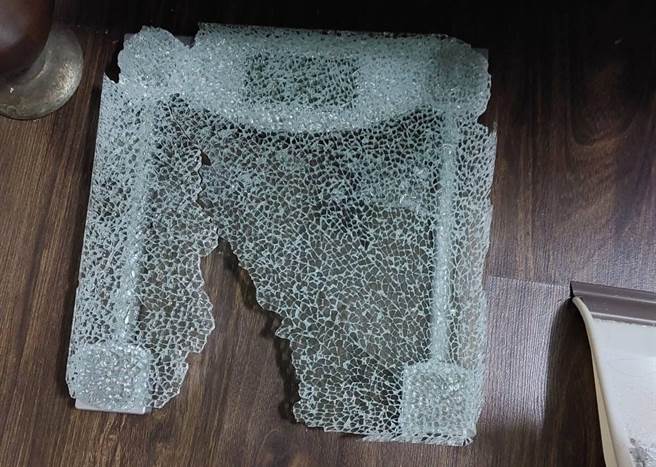 1名网友初四回到家发现家中强化玻璃体重机整个碎裂，裂出1大洞和整片网状裂痕，他PO出照片提醒其他网友到好市多购买时多注意。（翻摄自脸书「爆废公社」）