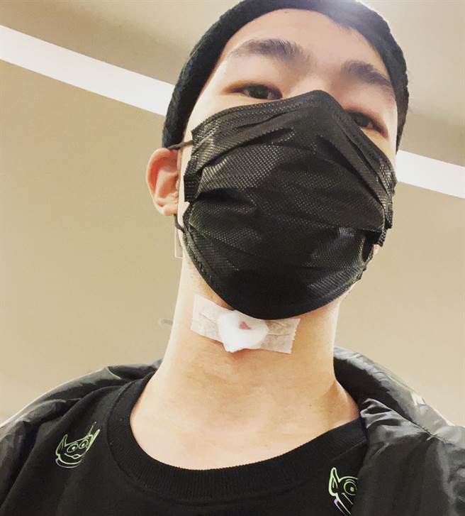 陈大天今在脸书秀出术后脖子贴有纱布的照片。（摘自脸书）