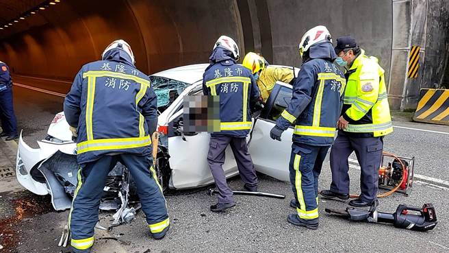 基隆市暖暖區台62東向5.7公里瑪南隧道口今天下午發生嚴重車禍，年約20多歲女駕駛受困車內，救出後無生命跡象。（翻攝照片／陳彩玲基隆傳真）