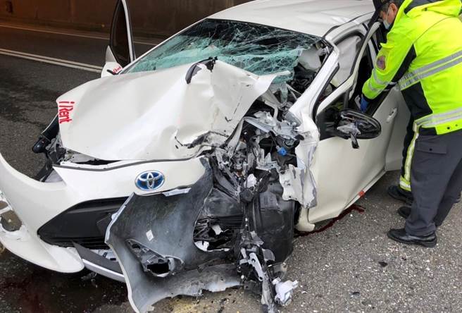 基隆市暖暖區台62東向5.7公里瑪南隧道口今天下午發生嚴重車禍。（翻攝照片／陳彩玲基隆傳真）