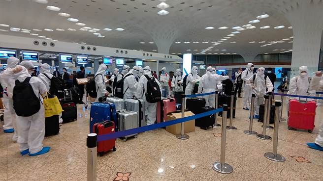 我国女足代表队于印度孟买机场准备搭乘中华航空专机返国。(体育署提供)