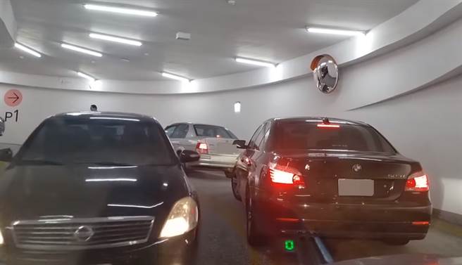 遠東百貨竹北店因停車場設計狹窄，令不少駕駛崩潰，房產專家Sway認為，動線不佳的停車場，等同於把消費者往外推。（圖／翻攝自竹北遠東百貨吃喝玩樂臉書粉專）