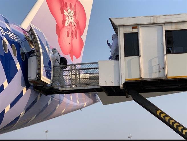 亚洲杯女足代表队于印度孟买机场准备搭乘中华航空专机返国。(体育署提供)