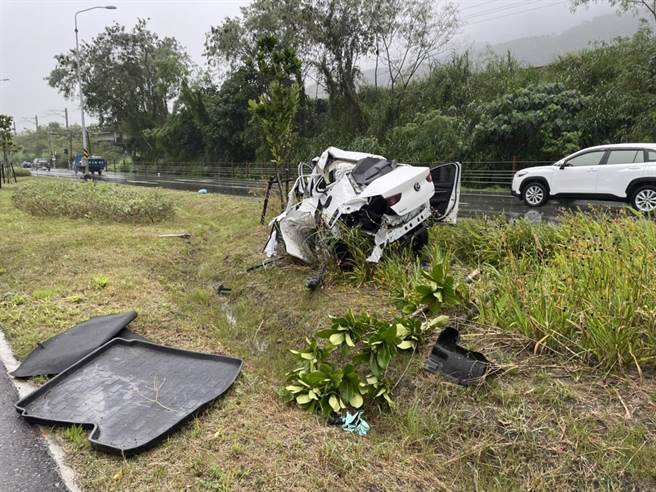 張男今與凌姓友人從花蓮開車南下，行經台9線瑞穗鄉250K瑞北路段，疑因天雨路滑、車速過快，不慎自撞安全島上的電線桿，由於撞擊力道過強，車子直接被撞成廢鐵。（鳳林警分局提供／羅亦晽花蓮傳真）