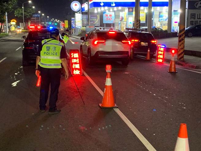 冈山警方在春节假期做交通大执法，希望民眾遵守交通规则。（警方提供／林瑞益高雄传真）