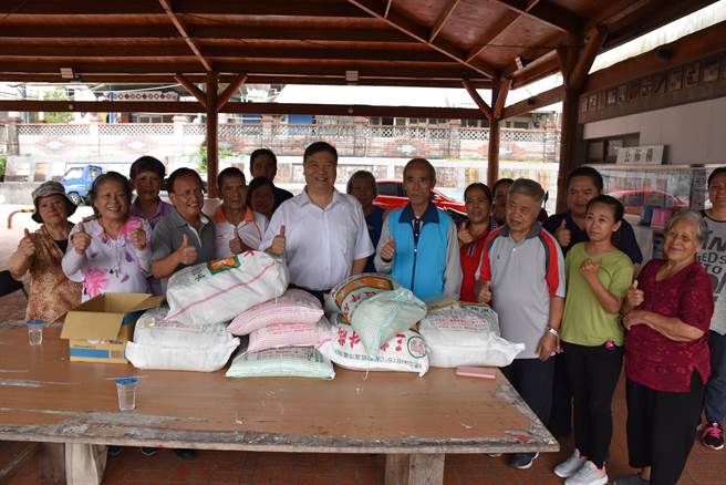 苗栗縣原民文健站獲在地慈善人士捐助民生用品。（謝明俊攝）