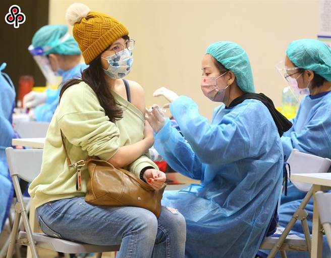 近来劳动部接获许多事业单位、劳工反映「接种第三剂疫苗可以请假吗？可以请几天呢？」。（报系资料照）