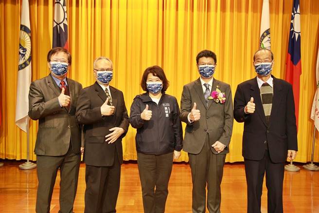 嘉义大学第8任校长林翰谦（右二）今天就职，市长黄敏惠（中）祝贺。（嘉义市政府提供）