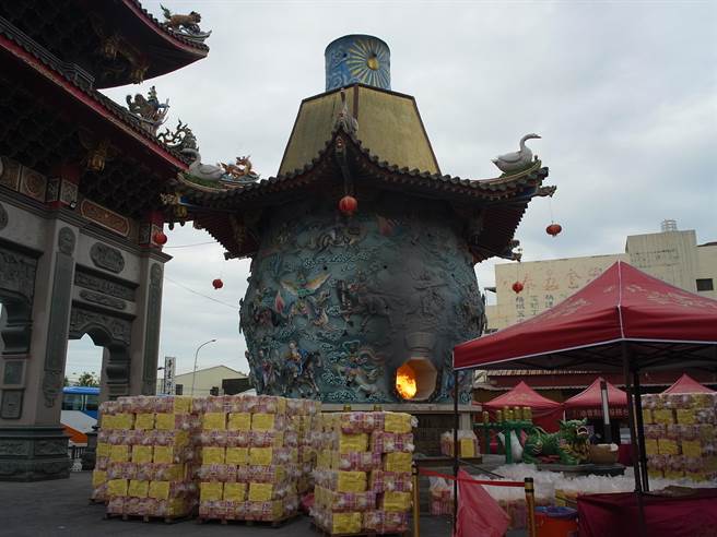 云林县北港武德宫遭检举烧金纸造成空污，庙方表示严格防污管控未超标。（张朝欣摄）