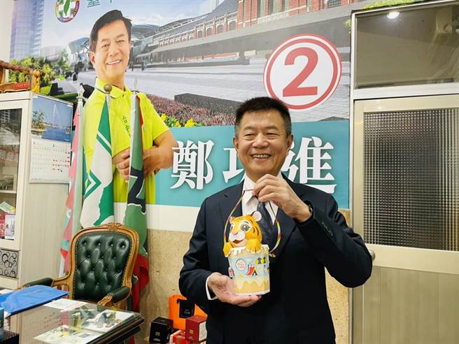 台中市議員鄭功進取消元宵踩街活動改由服務處發放實名制提燈。（馮惠宜攝）