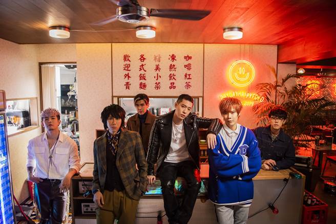 八三夭邀好友周湯豪合作寫下抓耳舞曲〈癢癢〉。（KKLIVE提供）