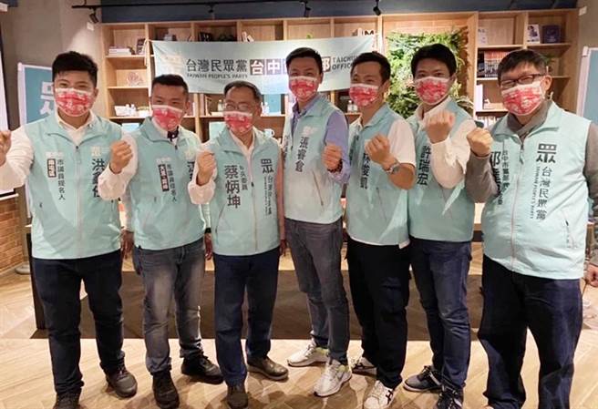 民眾黨擬透過台北市副市長蔡炳坤（左三）「母雞帶小雞」，展開攻城掠地。（民眾黨中市黨部提供）