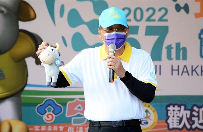 竹田鄉長傅民雄拿著為今年六堆運動會特地設計的頓物牛吉祥物。（林和生攝）