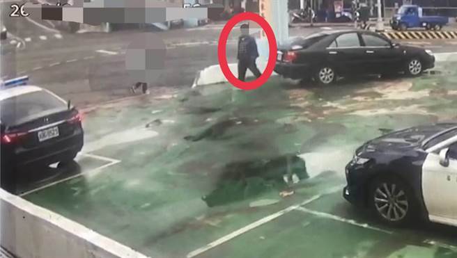 苗栗警分局南苗所佐警及时协助涂姓男子（图中圈指）就医挽回一命。（苗栗警分局提供／谢明俊苗栗传真）