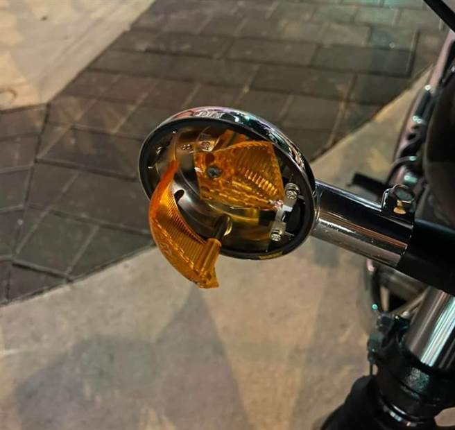 重机被勾倒后，方向灯破损。（民眾提供／冯惠宜台中传真）