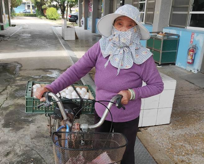 雲林縣水林鄉民眾擔心長青食堂雞蛋不夠，送雞蛋幫老人家加菜。（蔦松國中校友會提供／張朝欣雲林傳真）