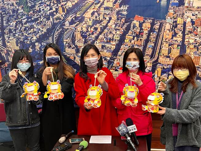 基隆市政府今年推出象徵「福气与幸福双双来到」的「虎哩幸福」小提灯。（陈彩玲摄）