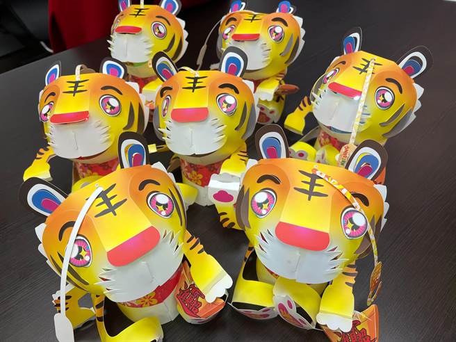 基隆市政府今年推出象徵「福气与幸福双双来到」的「虎哩幸福」小提灯。（陈彩玲摄）