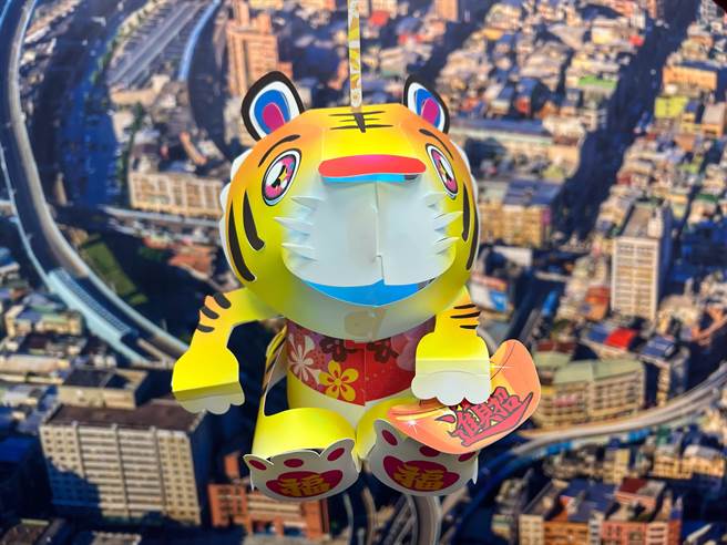 基隆市政府今年推出象徵「福气与幸福双双来到」的「虎哩幸福」小提灯。（陈彩玲摄）