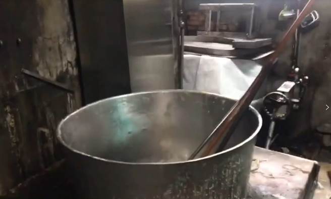 高雄市前金区一家冬瓜茶行老店环境脏乱，遭前员工踢爆。（高市卫生局提供／袁庭尧高雄传真）