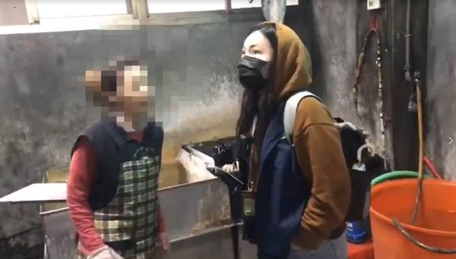 卫生局派员稽查，发现现场作业区，发现脏污、户外食品器具未覆盖及未离地置放等缺失，要求店家限期改善。（高市卫生局提供／袁庭尧高雄传真）