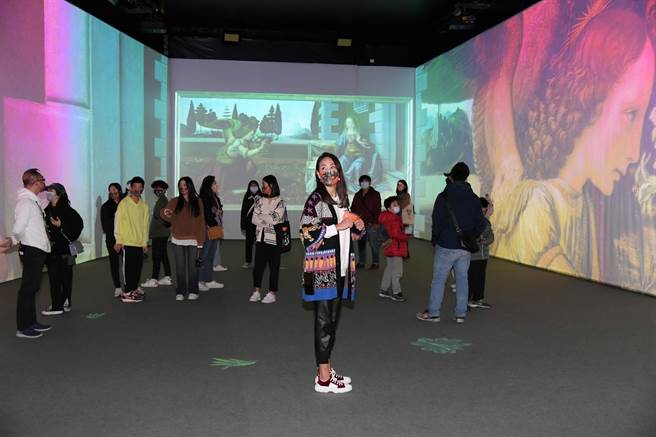 賈永婕觀賞「會動的文藝復興」展。（三立提供）