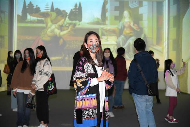 賈永婕觀賞「會動的文藝復興」展。（三立提供）