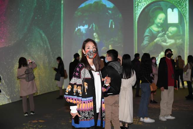 賈永婕觀賞「會動的文藝復興」展。（三立提供）
