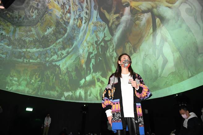 賈永婕觀賞「會動的文藝復興」展。（三立提供）