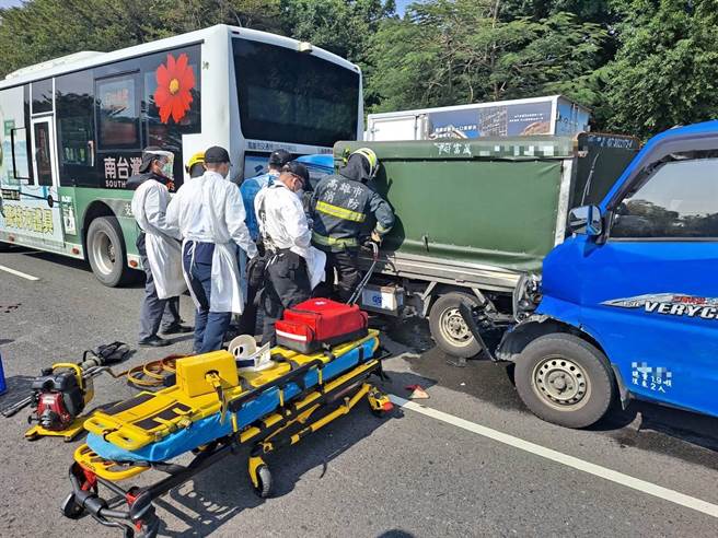 楠梓區8日下午發生一件3車追撞事故，消防局人員到場將傷者送醫，傷重不治。（翻攝照片／林瑞益高雄報導）