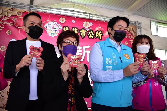 魏嘉賢與代表會主席蘇美珠、副主席李振瑋及韓林梅等多位代表互道恭喜。（花蓮市公所提供／王志偉花蓮傳真）