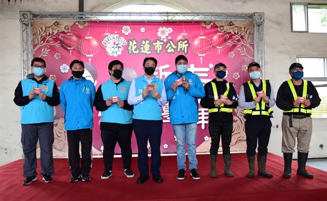 花蓮市公所今在進豐生活園區舉辦新春團拜活動，市長魏嘉賢與市府員工互道祝賀。（花蓮市公所提供／王志偉花蓮傳真）