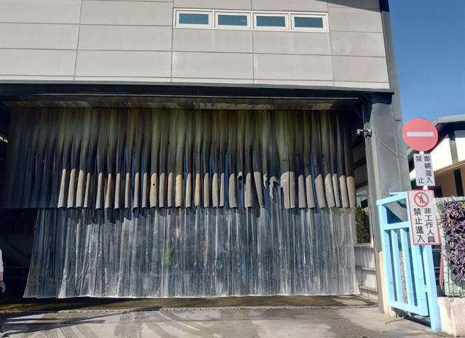 环保局将粗拦污机加长帘幕，藉此阻绝臭味，降低对附近民眾的污染。（台中市政府提供／陈世宗台中传真）