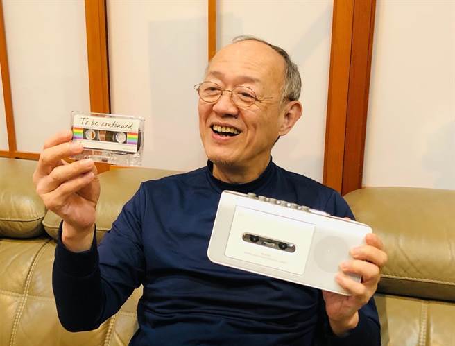 金士杰开心收到录音带生日礼物。（果陀剧场提供）