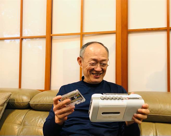 金士杰开心收到录音带生日礼物。（果陀剧场提供）