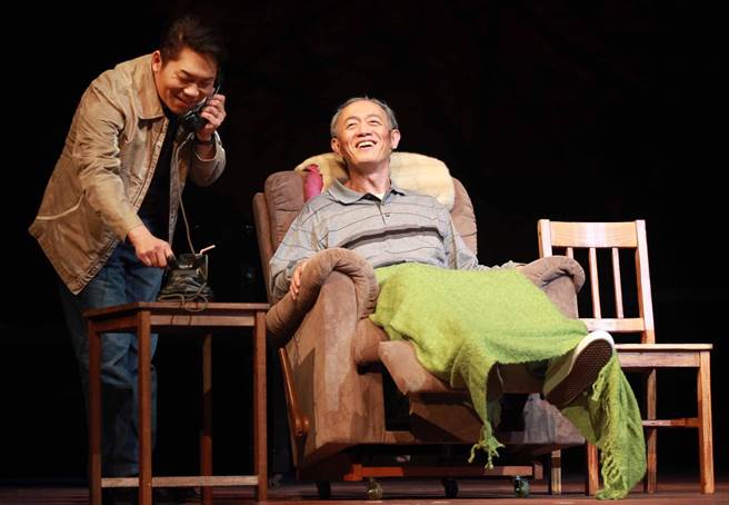 由金士杰、卜学亮携手演出的舞台剧《最后14堂星期二的课》感动无数观眾。（果陀剧场提供）