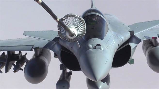 飙风战机进行空中加油。(图/法国海军)