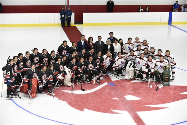 2019年8月，在多伦多奥林匹克训练营上，中国驻多伦多总领事韩涛等与比赛双方球员合影，左侧穿黑色运动服的运动员都是华裔。（中国冰协北美中心供图）
