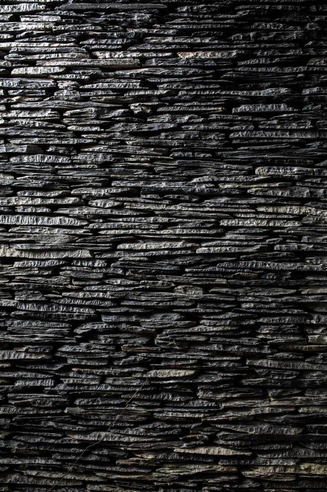 屏东会呼吸的石板屋，获巴黎设计银奖。(屏县府提供)