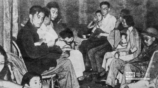 这是侵华日军轰炸重庆期间，在防空洞内躲避的市民。（图文：新华社）