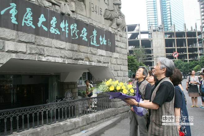 1938年2月18日至1943年8月23日，日本对重庆进行了长达5年半的战略轰炸，出动9000多架次的飞机，投弹11500枚以上。图为来自日本ajac艺术委员会的14名艺术家在重庆大轰炸惨案隧道遗址前，悼念重庆大轰炸遇难者。（图文：中新社）