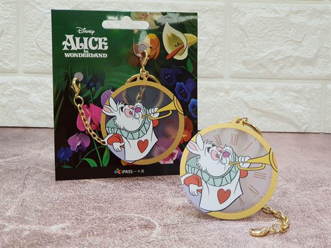 「White Rabbit」怀表造型卡，则运用透明卡呈现復古怀表质感，将童话的趣味感与英国的绅士风作出巧妙结合。（一卡通公司提供／石秀华高雄传真）