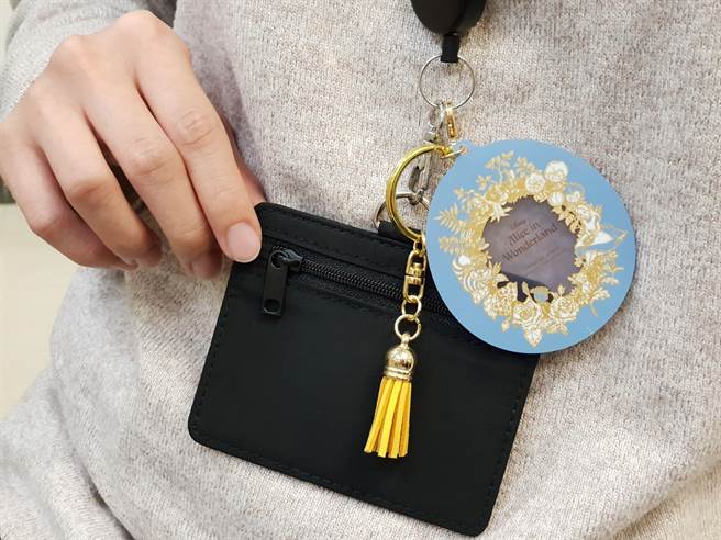 「Garden」奇幻花园造型卡，则将童话中英式花园的復古元素与时尚的小配件重新组合，打造出时尚感十足的仕女风格。（一卡通公司提供／石秀华高雄传真）