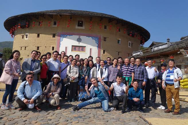 2017年「海峡两岸公法学论坛」活动，两岸法律学教授与学子一起在福建南靖土楼前合照。（廖元豪提供）