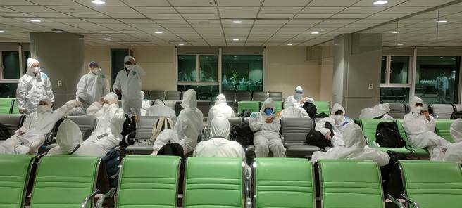 中華隊搭機前未確診成員在候機室等待採檢結果。（陳麒全攝）