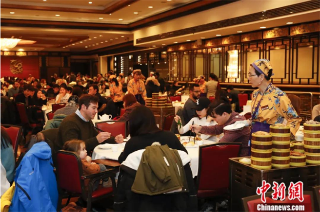 美国纽约唐人街一家中餐厅，顾客满座，享用早茶。（中新社图）
