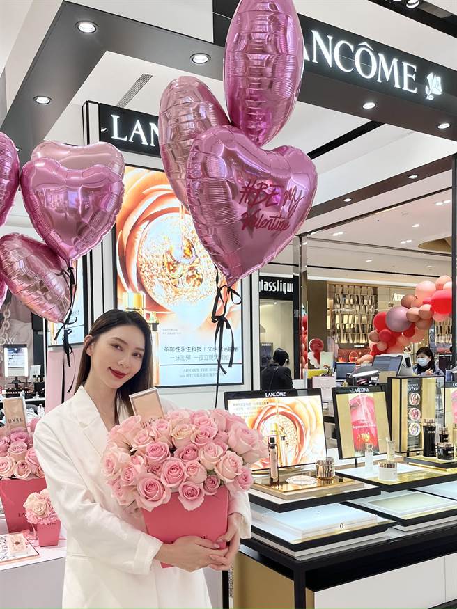 兰蔻用爱心气球鲜花礼抢攻情人节市场。（兰蔻提供）