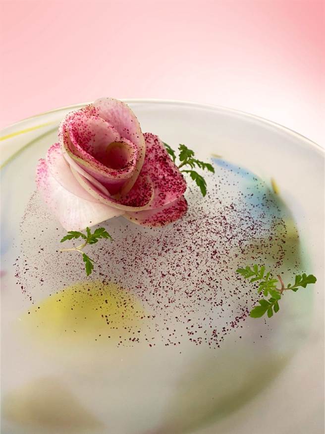 台北亞都麗緻大飯店巴黎廳1930x高山英紀，情人節花語寄情。（台北亞都麗緻大飯店提供）